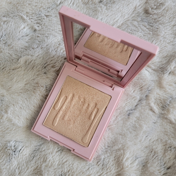 Sunday Brunch Pressed Powder Highlighter - Kylie Cosmetics - Picture 3 of 13